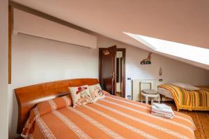 una camera con due letti e un lucernario di Appartamento Licia a Villa Basilica