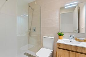 サン・ペドロ・デル・ピナタルにあるTokai Residence Casa Solのシャワー、トイレ、洗面台を備えたバスルーム +24枚の写真