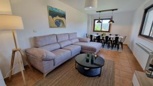 un soggiorno con divano e tavolo di Visita costa de Galicia desde la Villa de Arcade a Arcade