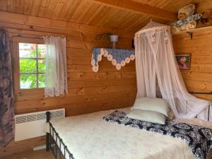 sypialnia z łóżkiem w drewnianym domku w obiekcie Villa Mariett w mieście Kuressaare