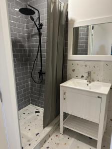 y baño con lavabo y ducha. en Buxus Villas Shekvetili, en Shekhvetili