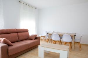 a living room with a couch and a table at Apartamento Completo Luna Llena de Calasparra in Calasparra