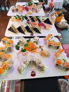 een groep sushi-borden op een tafel bij Hotel Hanoi in Wolfach