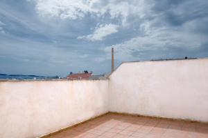 eine weiße Wand mit einem Himmel im Hintergrund in der Unterkunft Apartamento Completo Luna Llena de Calasparra in Calasparra