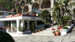 Gallery image of Le Roccette Mare Beach Hotel & Restaurant in Tropea