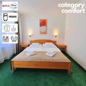 um quarto com uma cama com duas almofadas em Hotel Claris em Praga