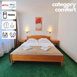una camera con un letto con due cuscini sopra di Hotel Claris a Praga