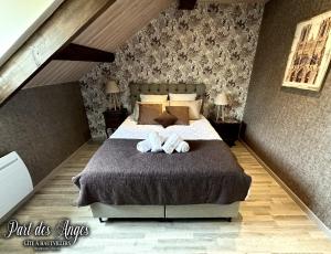 - une chambre avec un lit et 2 serviettes dans l'établissement Part des Anges - Gîte Hautvillers, à Hautvillers