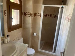een badkamer met een douche, een toilet en een wastafel bij Casa Lisanofa in Orihuela
