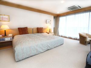A bed or beds in a room at Suikouen Hotel