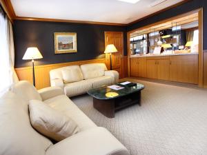 A seating area at Suikouen Hotel