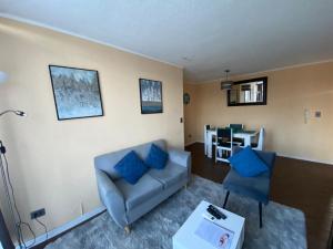 ein Wohnzimmer mit einem Sofa und einem Tisch in der Unterkunft Departamento familiar in Curicó