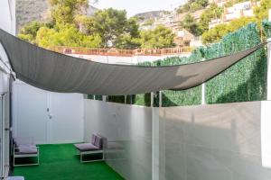 a room with a hammock on the side of a building at Playa 4 a solo 3 min - Apartamento en Castelldefels in Castelldefels