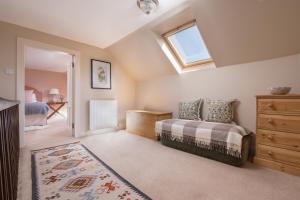 um quarto com uma cama e uma janela em Lonach Coaching Inn 