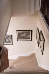 uma escada com três quadros na parede em Lonach Coaching Inn 
