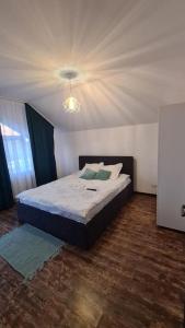 um quarto com uma cama com tecto em Corbeni Villa em Corbeni