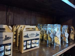 a table with several boxes of wine tasting bows at Fazenda Cachoeira Grande in Vassouras