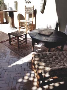 une chambre avec des chaises, une table et une chaise dans l'établissement Riad Laly Tourisme Eclairé Le bijou de la medina, à Marrakech