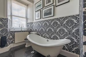 Koupelna v ubytování Abbots Cliff House by Bloom Stays + 27 fotografií