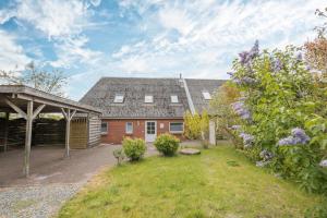 a brick house with a roof with a yard at Hamburger Hallig in Bordelum