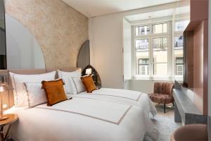 een slaapkamer met 2 bedden en een raam bij Convent Square Lisbon, Vignette Collection, an IHG Hotel in Lissabon