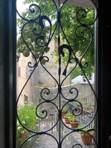 ガルニャーノにあるCasa Zuinoの庭園のガラス戸からの眺め