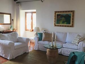 - un salon avec deux canapés blancs et une table dans l'établissement Casa Zuino, à Gargnano