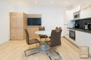 a kitchen with a table and chairs in a room at Stadtwohnung mit Flair in Vienna