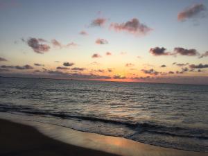 una puesta de sol en la playa con el océano en Sea Sand Resort en Kalpitiya