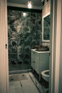 y baño con ducha, aseo y lavamanos. en XMX Jacuzzi and Baldachin Studio, en Bucarest