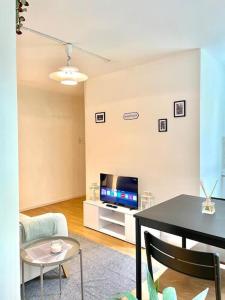 sala de estar con mesa y TV en Suite 505 nel cuore di Zurigo en Zúrich