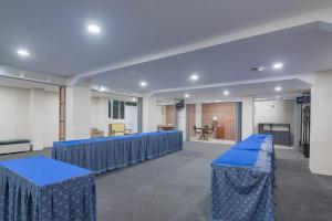 ein Zimmer mit blauen Tischen und Stühlen in der Unterkunft RedDoorz At Arwiga Hotel in Bandung