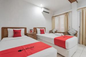 Postel nebo postele na pokoji v ubytování RedDoorz at Arwiga Hotel near RS Hasan Sadikin Bandung + 37 fotografií
