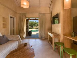 uma sala de estar com um sofá e uma mesa em Terra Oleana Cottages em Vasilikos