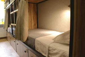 Voodi või voodid majutusasutuse Hostel Nomad toas