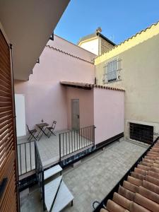 - un balcon d'une maison avec une table et des chaises dans l'établissement La dimora del Cardinale, à LʼAquila