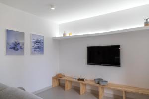 A television and/or entertainment centre at Primera Línea de Playa - MÁLAGA