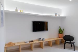 A television and/or entertainment centre at Primera Línea de Playa - MÁLAGA