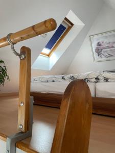 een houten stoel in een kamer met een bed bij Urlaub beim Fürst in Wernigerode