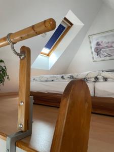 einen Holzstuhl in einem Zimmer mit einem Bett in der Unterkunft Urlaub beim Fürst in Wernigerode
