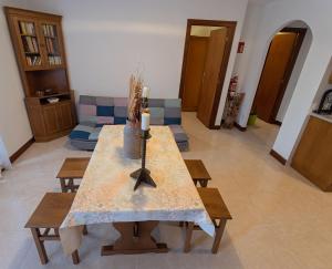- un salon avec une table et une bougie dans l'établissement Alojamiento Rural Casa Ezkerra, 