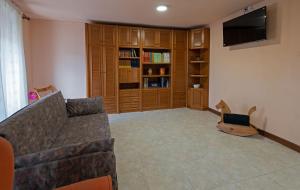 Il comprend un salon doté d'un canapé et d'une télévision à écran plat. dans l'établissement Alojamiento Rural Casa Ezkerra, 