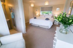 una camera con un letto bianco e una finestra di Tyn Lon a Moelfre