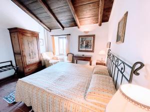 Postel nebo postele na pokoji v ubytování Vicolo - sleeps 5 with air con, wifi, balcony for dining and pool + 146 fotografií