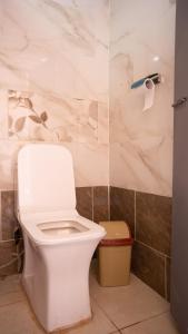 een badkamer met een wit toilet in een kamer bij Wadi Rum Desert Heart in Wadi Rum