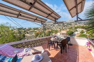 d'un balcon avec des tables et des chaises offrant une vue sur la ville. dans l'établissement Villa Axel - PlusHolidays, à Calp