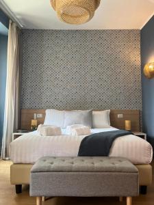 una camera da letto con un letto grande con una parete di The Convo Lake Como a Como Altre 20 foto