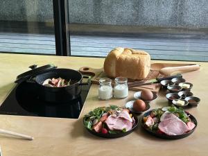 Suigan في Jozankei: طاولة عليها أطباق من الطعام والخبز