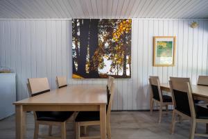 uma sala de jantar com uma mesa de madeira e cadeiras em Hotelli Uninen Äänekoski em Äänekoski