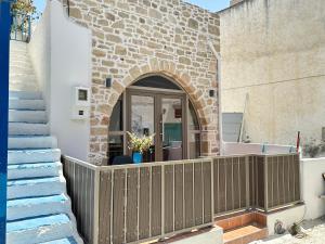 Camara House في بيتسيديا: مبنى به سياج خشبي ودرج